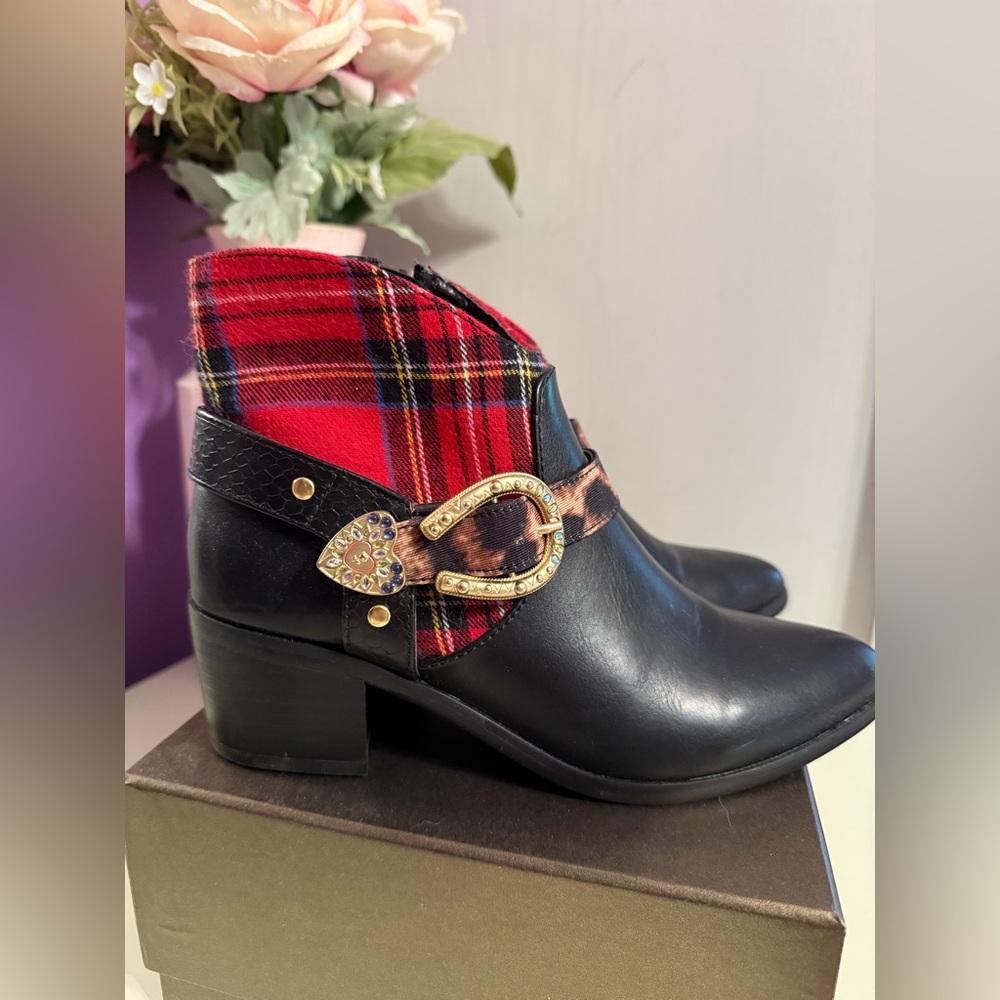 Betsey Johnson Wilma Black and Plaid Western Ankle booties. - Picture 5 of 10